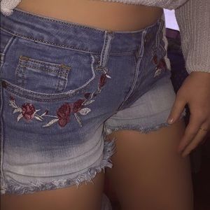 Floral print denim shorts🤤